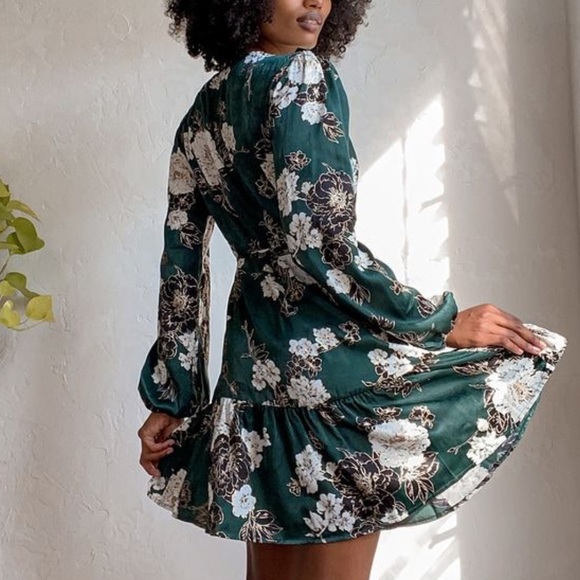 So Splendid Floral Satin Long Sleeve Wrap Dress (Dark Green) - Picture 2 of 2